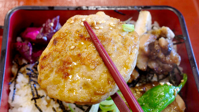 大きめサイズの鶏つくねは即一刀両断！