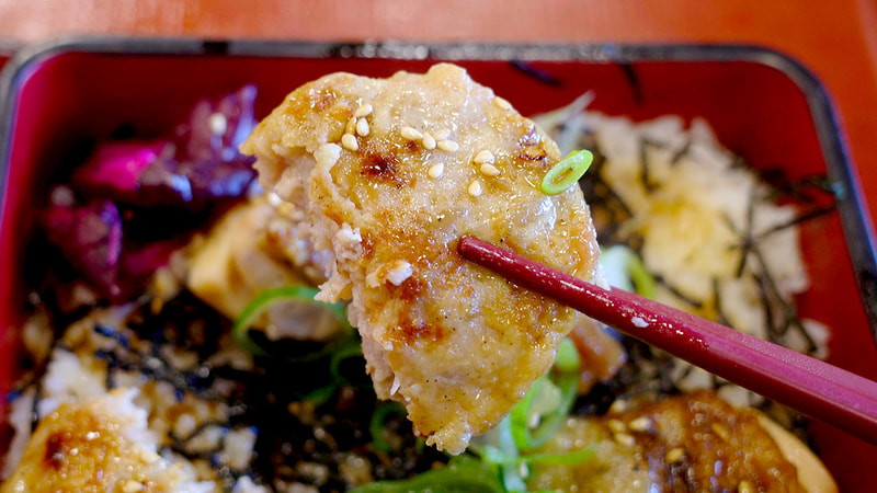 鶏つくねは鶏ひき肉の旨味とフワフワ感、軟骨の力強い歯ざわり、タレの甘さが重なりあって味、食感コミコミでグー！