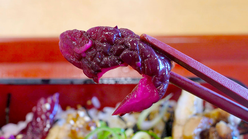 しば漬けは鶏もも肉や鶏つくね以上に塩気強めで、思いのほかご飯との相性もグッド！