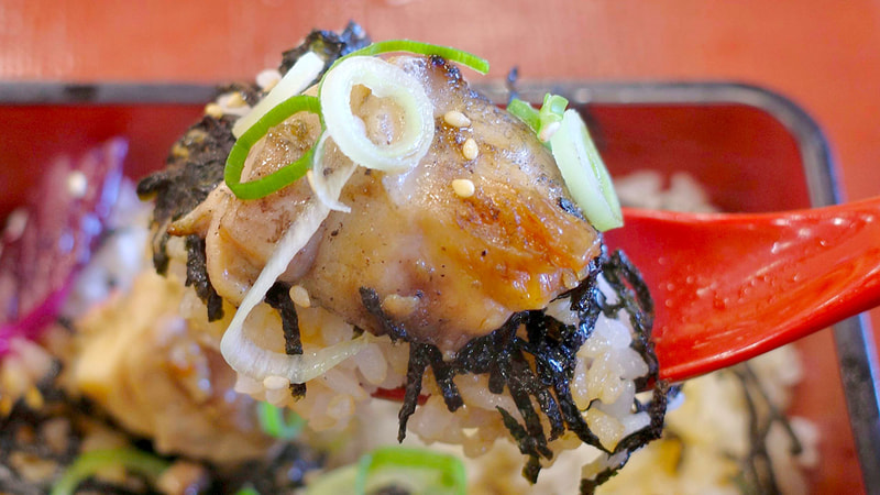 鶏もも肉は素材の持つ旨味、タレの味ともども濃いめなので、青ねぎと海苔をデコレーションしたご飯にクリーンヒットしてウマウマ！