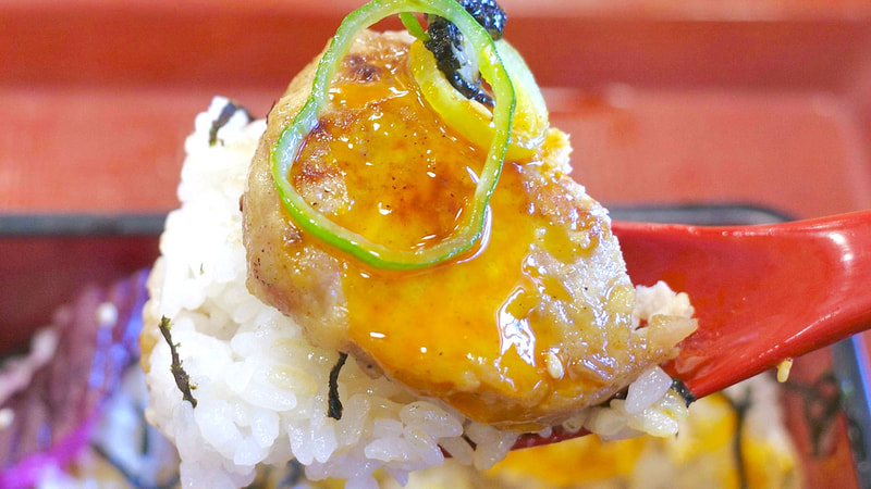 鶏つくねも鶏もも肉に負けないくらいにご飯+卵黄との親和性が高め！