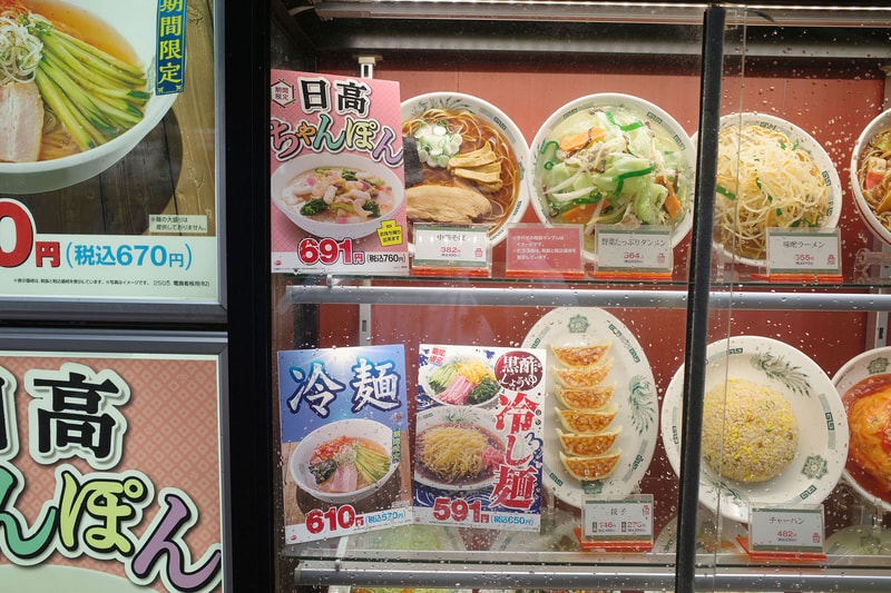 入口脇の料理サンプルコーナーでも「日高ちゃんぽん」、「冷麺」を力強く訴求！