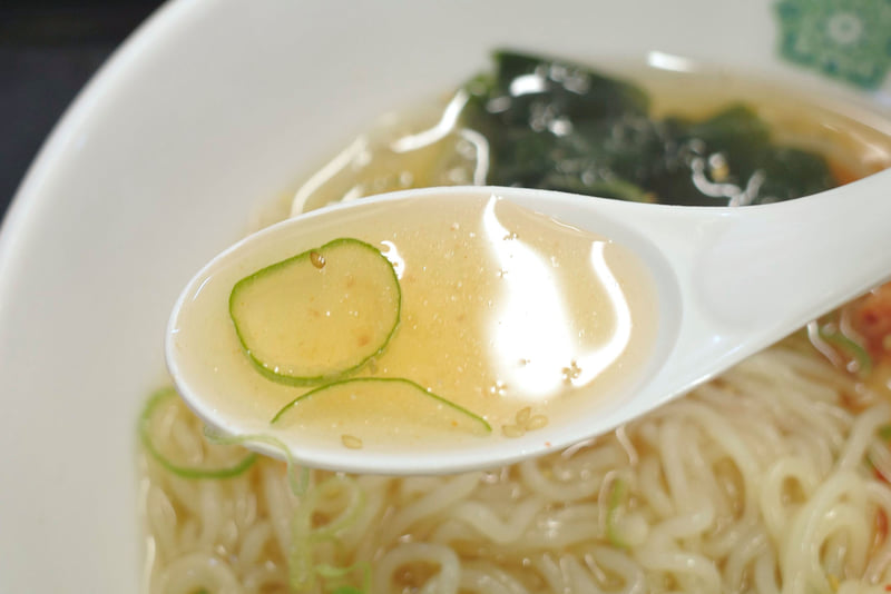 スープは出汁の旨味の主張が強く、味を整える塩気、甘さ、酸っぱさと青ねぎの風味も感じられて美味！