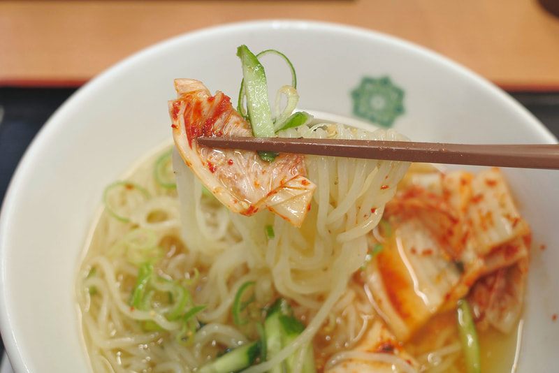 麺と特に相性の良いキムチ、青ねぎ、きゅうりを絡めてFINISH！