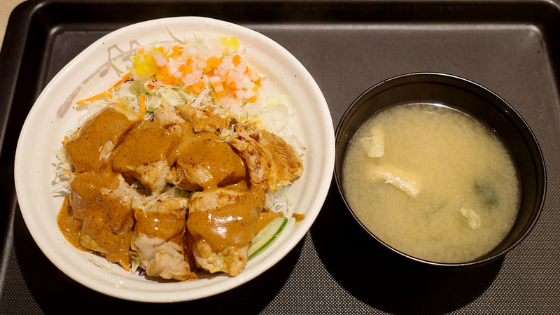 「チキンケバブ丼」にも店内飲食ではみそ汁がついてきます