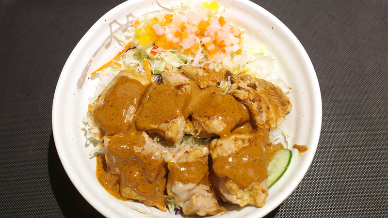 「チキンケバブ丼」は、タレをまとわせた鶏肉の絵力強め！