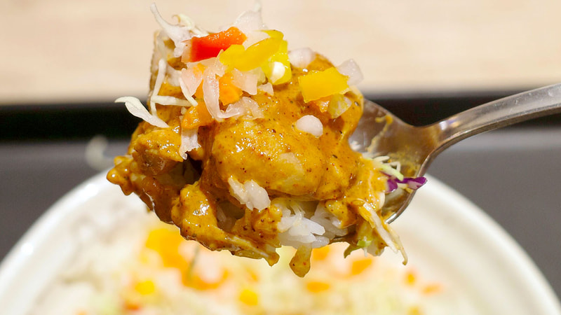 通常の「ケバブ」に使用されるピタパンをご飯に変更した「チキンケバブ丼」は、ご飯が粒状であることが功を奏して具との密着感が一般的な「ケバブ」より高くモリモリと食が進みます！