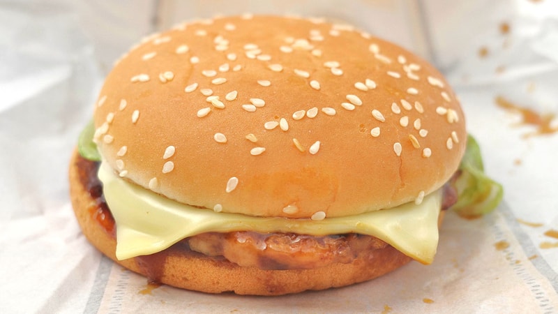 「北海道4種のチーズてりやき」は、ほかのハンバーガーと比べてコンパクト！