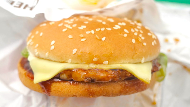 「北海道4種のチーズてりやき」は「てりやきマックバーガー」と比較して、ホワイトチェダーチーズとチーズソースのコンビネーションで旨味、塩気コミコミで味わいに深みが出ています