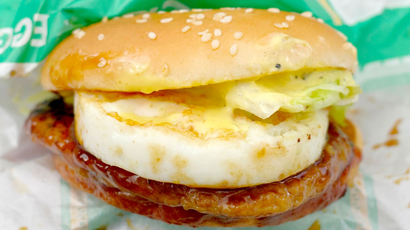 「瀬戸内レモンペッパーたまごてりやき」は、たまごの白身と黄身の味に、新たに酸味と辛味が先行するレモンペッパーマヨが加わって、思いのほかさっぱりテイスト！