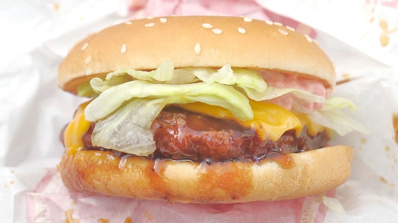 「博多明太ポテトてりやきチキン」は、「てりやきチキンフィレオ」の味を活かしながらも辛味と腹持ちの良さを高める明太ポテトフィリング、塩気をUPさせるチェダーチーズによって美味しさとお腹の満足度が急上昇！
