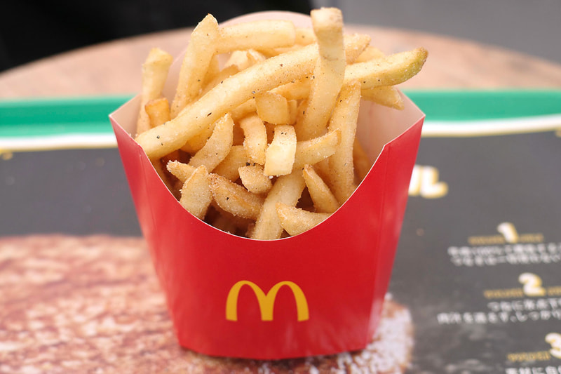 赤い紙箱に、名古屋名物手羽先味シーズニングをまとったマックフライポテトを戻したら食事再開！