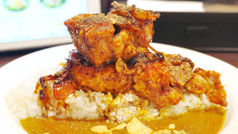 「ホロ肉ドカンとガーリック＆ペッパーカレー」のホロ肉は、まさに肉の山とも言える迫力満点なビジュアルに感激！