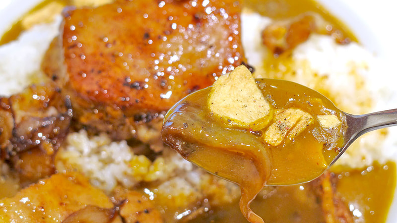 シャバシャバ系のカレーは香辛料や塩気の強さはほどほどに出汁、ソテーした玉ねぎ、ガーリックチップの味が活きており、即ご飯とタッグを構築したい！