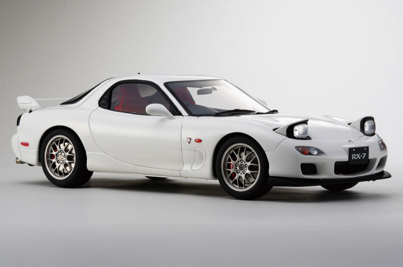 「RX-7(FD3S型)」1/8スケール 全長:約54cm、全幅:約22cm、全高:約15cm