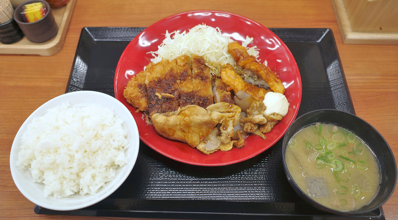 「豚DX定食」には3種類の豚肉を使った料理と千切りキャベツ、ご飯、とん汁がついてきます！