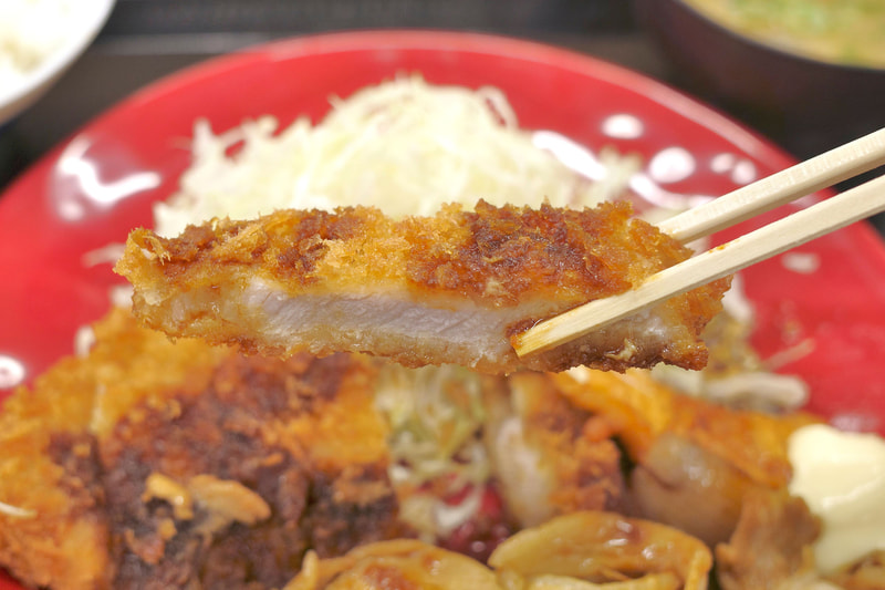 豚ロースを使用したとんかつは、いつもよりも酸味を効かせたソースを採用したことで後味キリリ！