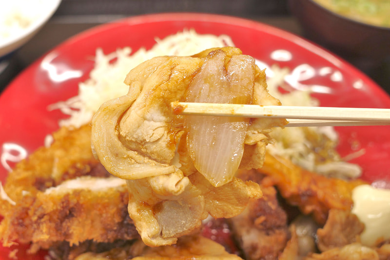 豚焼き肉と玉ねぎの素材感は良好ながらも、タレの量が少ないのが唯一の不満！