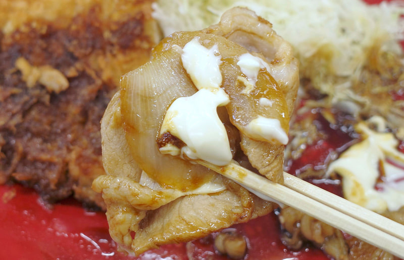 マヨネーズはタレの主張弱めな豚焼き肉と玉ねぎに絡めるのがマスト！