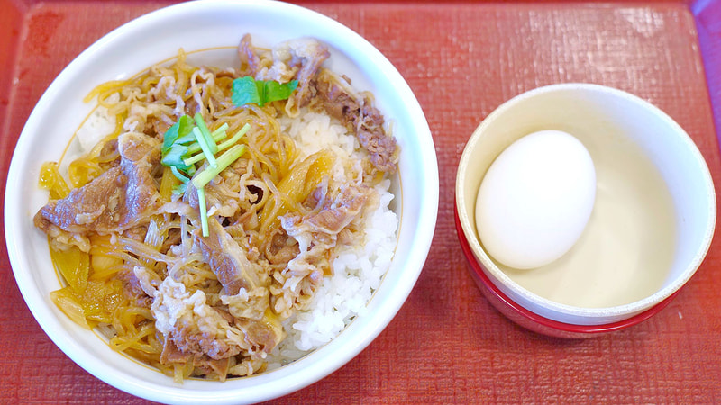 「とろたま牛すき丼(ごはん大盛)」の生玉子は殻付きのまま別容器に入っています