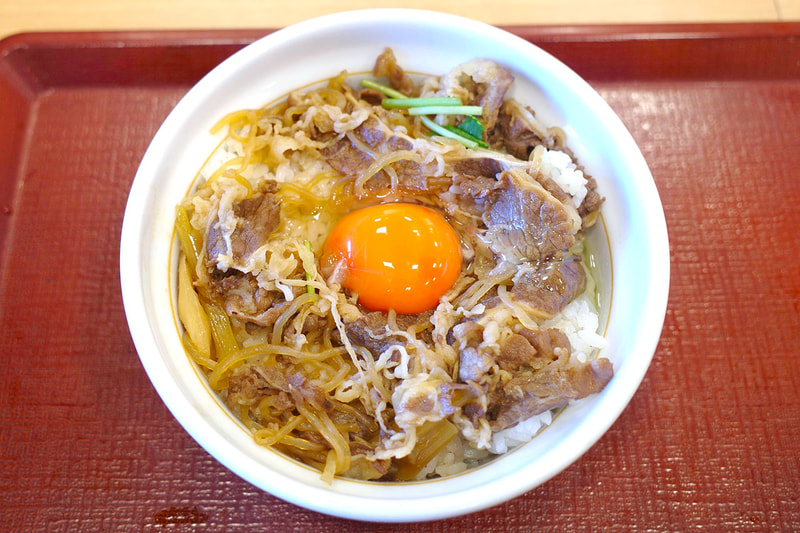 殻を使って黄身のみ投入！