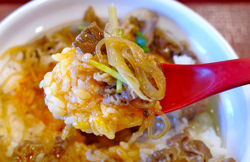 「牛すき丼」が黄身のおかげで、具とご飯との親和性が高まったことを舌の上で実感しながらFINISH！