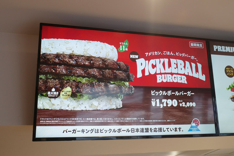 レジカウンター直上のデジタルサイネージでも「ピックルボールバーガー」を訴求！