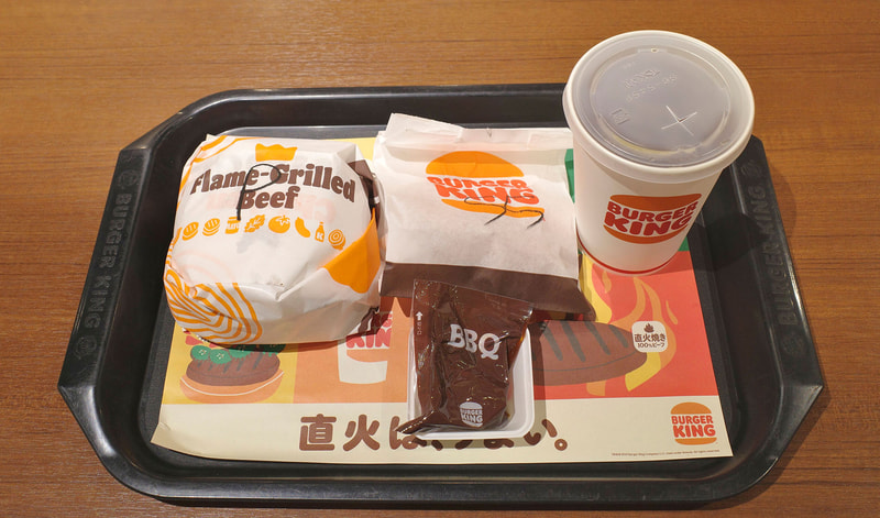 写真左手から「ピックルボールバーガー」、「チキンナゲット極辛ZII+BBQソース 5ピース」、「烏龍茶(Mサイズ)」