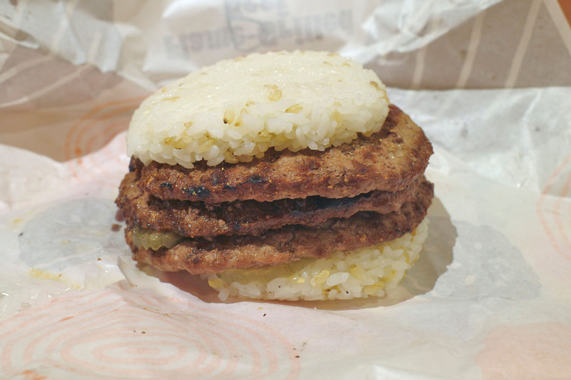 「ピックルボールバーガー」は、特製ライスパティよりも分厚い直火焼き100％ビーフパティ3枚の存在感がパワフル！
