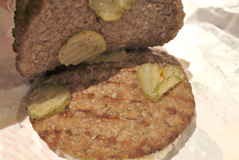 薄くカットしたピクルスは直火焼き100％ビーフパティの2枚目と3枚目の間と、直火焼き100％ビーフパティの3枚目と特製ライスパティの間に挟まれています！