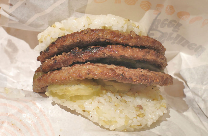 「ピックルボールバーガー」は、玄米入りの特製ライスパティ、直火焼き100％ビーフパティ3枚、ピクルスと具がシンプルながらも、素材力の高さと味を整える塩と胡椒の効かせ具合がグッドで旨し！