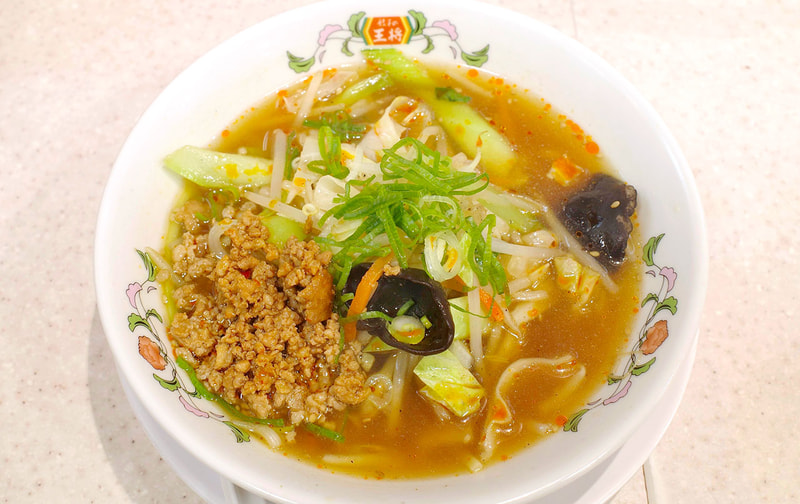 「初夏の酸辣湯麺」は、麺の姿を覆い隠さんばかりに野菜とそぼろがたっぷり！