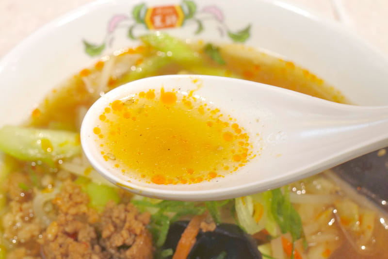 茶色く輝くスープからは兎にも角にも初夏あるあるなジメジメ感を吹き飛ばす酸味が主張！