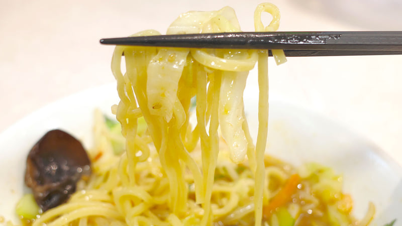 麺にキャベツを絡めてFINISH！