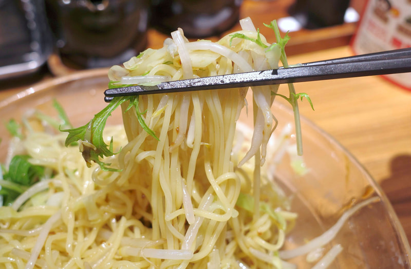 麺はハリが強く、スープや野菜との相性も良好で旨し！