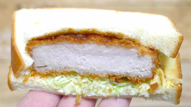 「盛りすぎ！厚切りロースカツサンド」は、肉々しい旨味あふれるロースカツ、甘味、コク、酸味の塩梅ナイスなソース、清々しい千切りキャベツを食パンで優しく受け止めてメチャウマ！