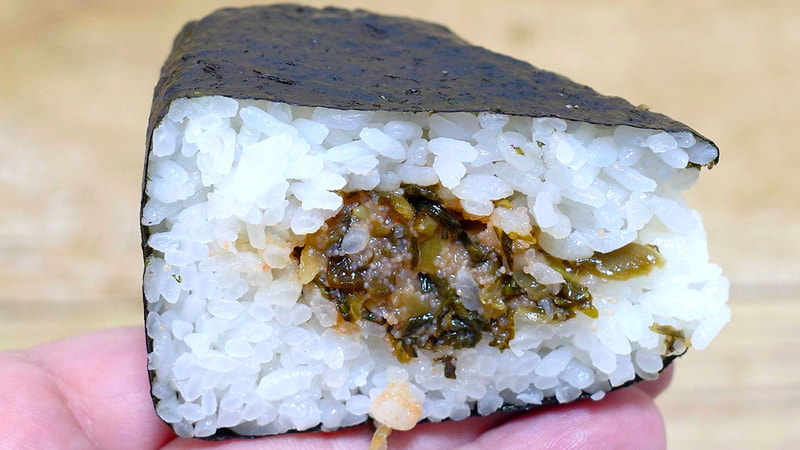 「盛りすぎ！高菜明太おにぎり」は、濃いめな味付けの高菜と明太子をご飯with海苔で包みこんでお酒が恋しくなる味！