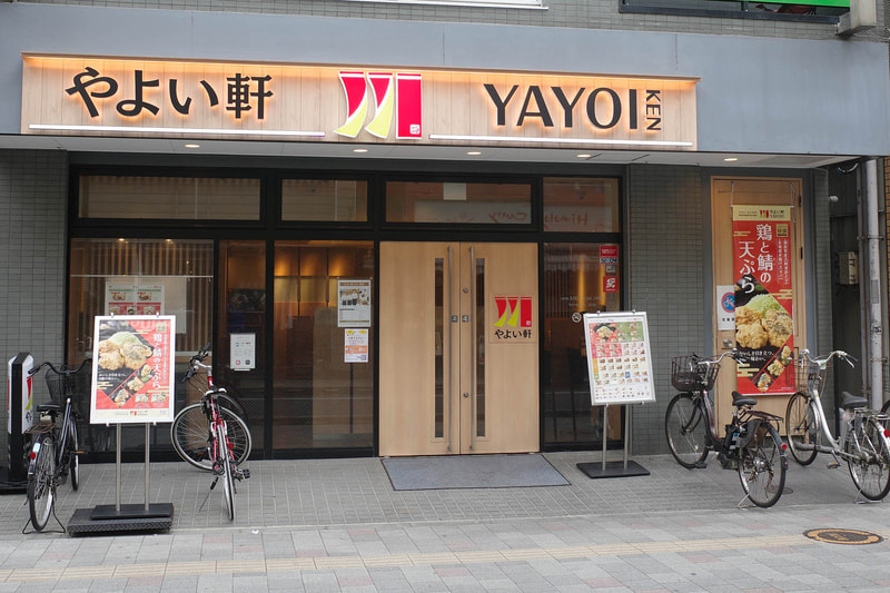 お店入口前ではポスターと幟で「～徳島県産阿波彩どり使用～鶏とサバの天ぷら定食(とり天2個・サバ天2個)」をアピール！