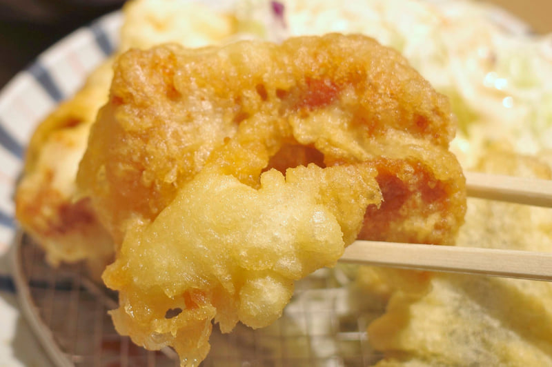 とりの天ぷらは衣の歯ごたえ、鶏肉の持つ旨味ともどもパワフル！