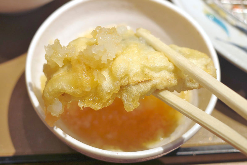身よりも脂の味の主張強めなサバの天ぷらは、味の良さと爽快感をダブルで高める天つゆ・おろしをまとわせることを推奨！