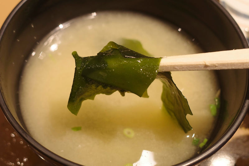 小ねぎとわかめ入りのみそ汁は塩気がマイルド！