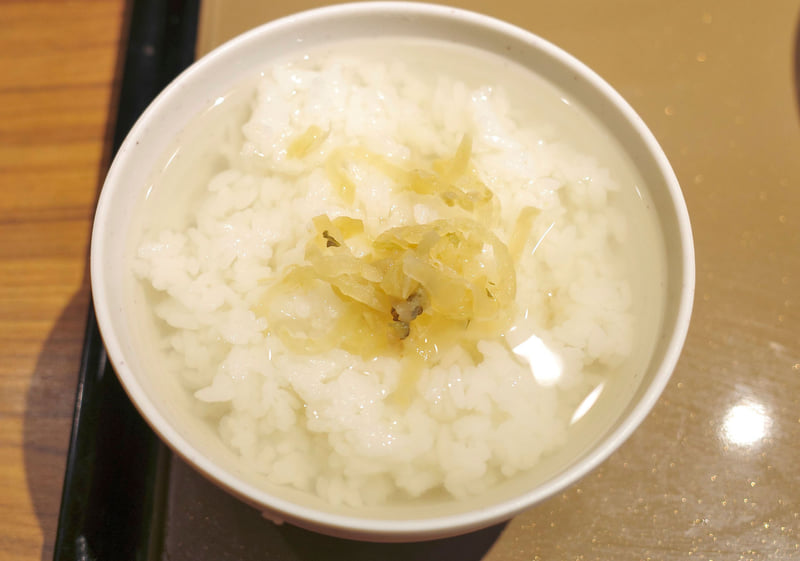 おかわり分のごはんは出汁茶漬け風にセッティング！