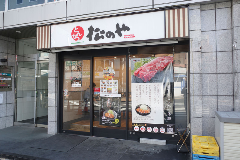 お店の入口では2025年5月28日リリースの「国産雪国育ちロースかつ定食」と、新商品の「丸太ヒレかつ定食」を力強くアピール！