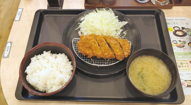 「丸太ヒレかつ定食」は、丸太ヒレかつに千切りキャベツ、ご飯、みそ汁がついてきます！