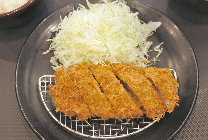丸太ヒレかつは分厚くカットサイズも上々なことに思わずニッコリ！