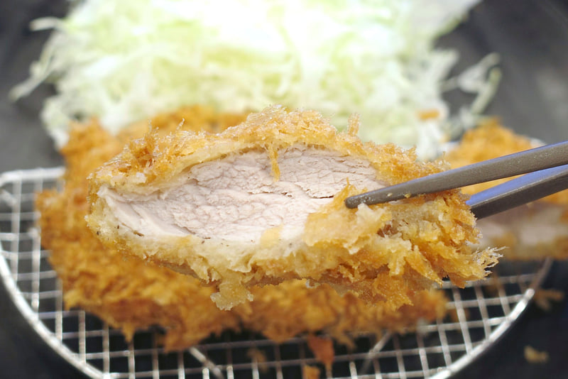 丸太ヒレかつは荒々しい衣に淡麗なヒレ肉の旨味で、思いのほかさっぱりテイスト！
