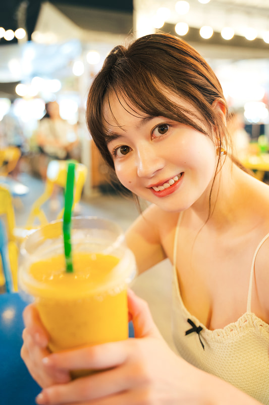 ナイトマーケットでの1枚。マンゴージュースを手に彼女感たっぷりの笑顔を見せる　撮影／カノウリョウマ　(C)光文社