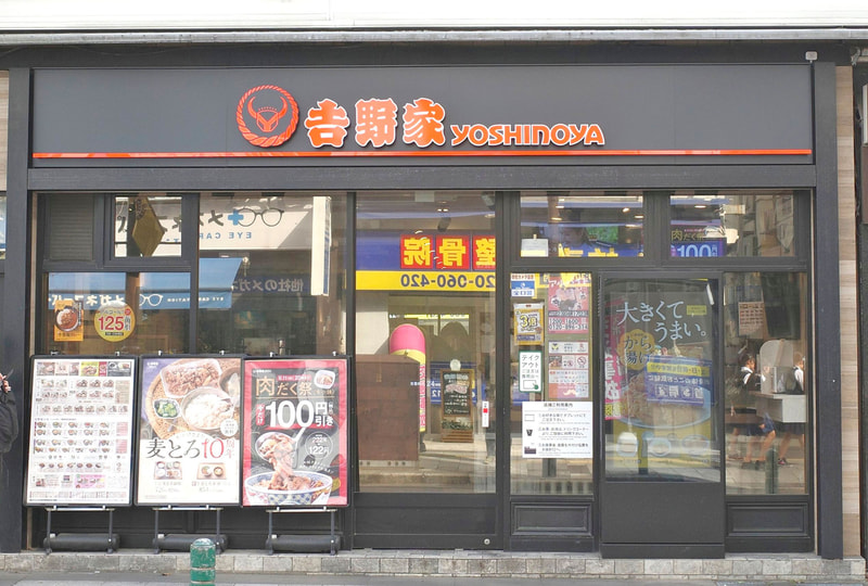 店舗の入口では、麦とろ系メニュー登場10周年の告知とあわせて「牛たん麦とろ御膳」を巨大ポスターでアピール！