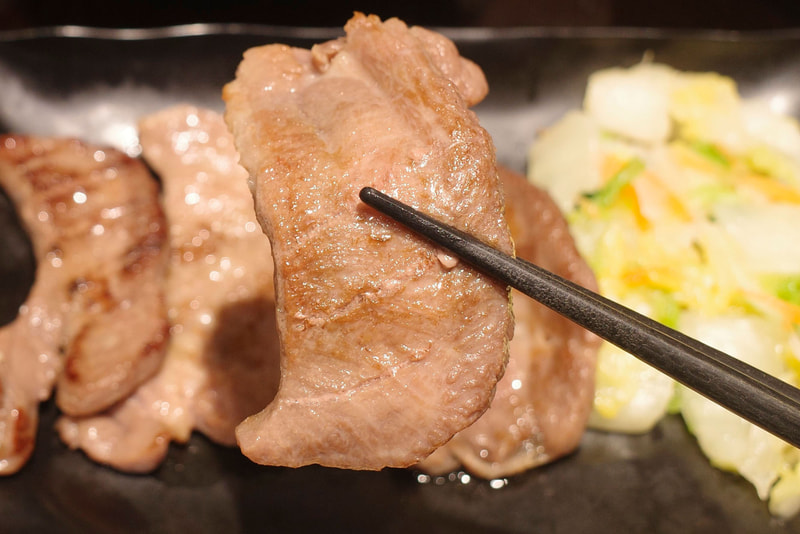 牛たんはハリ、旨味ともにパワフルなことに思わずニッコリ！