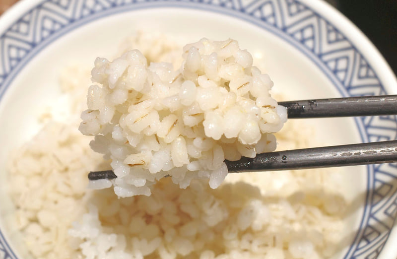おかずを受け止める麦飯は歯ごたえが力強く、ゆっくり噛みしめるように味わうのがベスト！